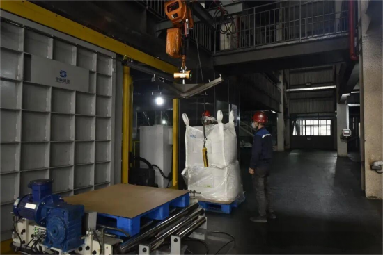 Workers are bagging 工人正在进行装袋.png